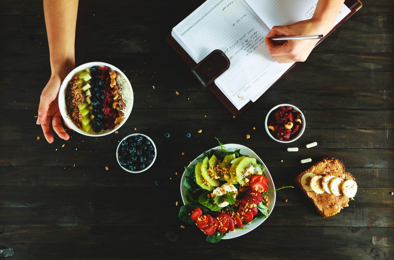 Plato de comida saludable junto a un cuaderno